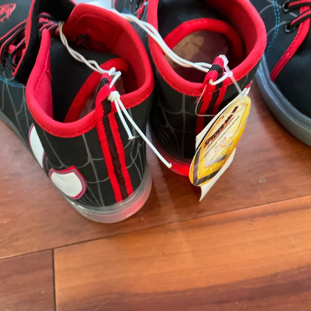 NWT BUNDLE 2 x Spiderman Kids Boys Size 1 Shoes High Top Light Up Sneakers